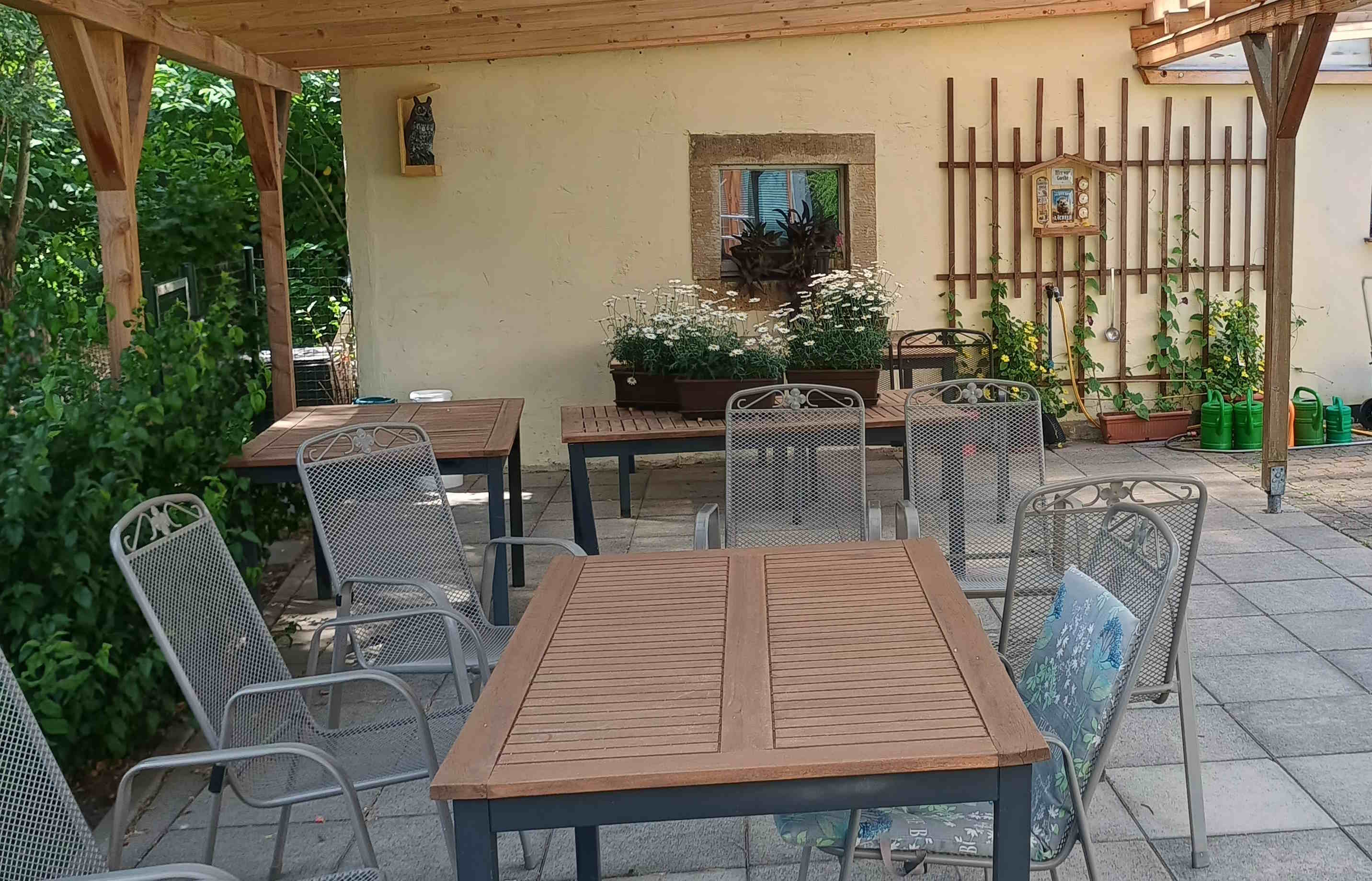 Sitzmöglichkeit im Schatten für Bewohner
