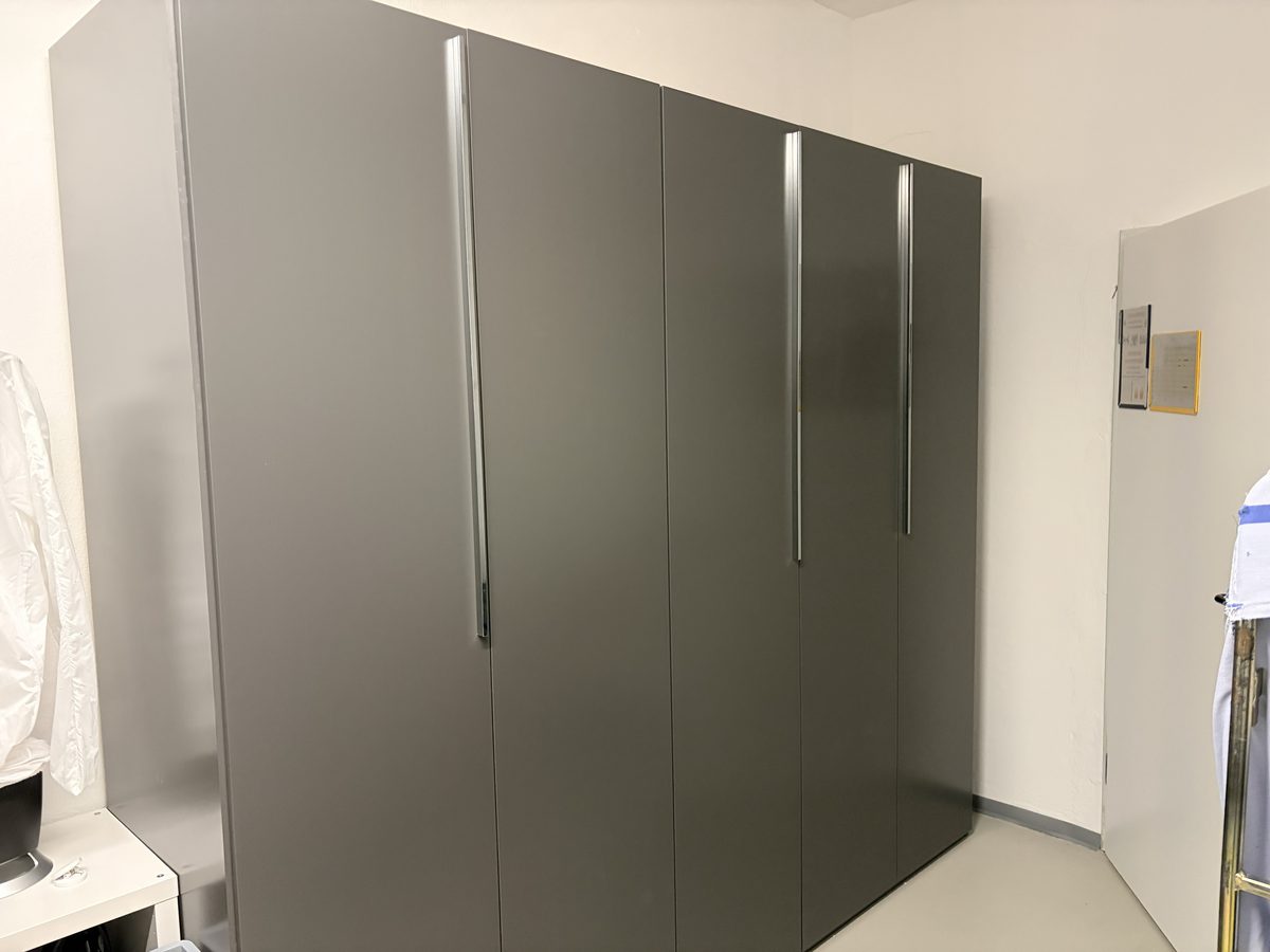 Neue Schränke in der Wäscherei