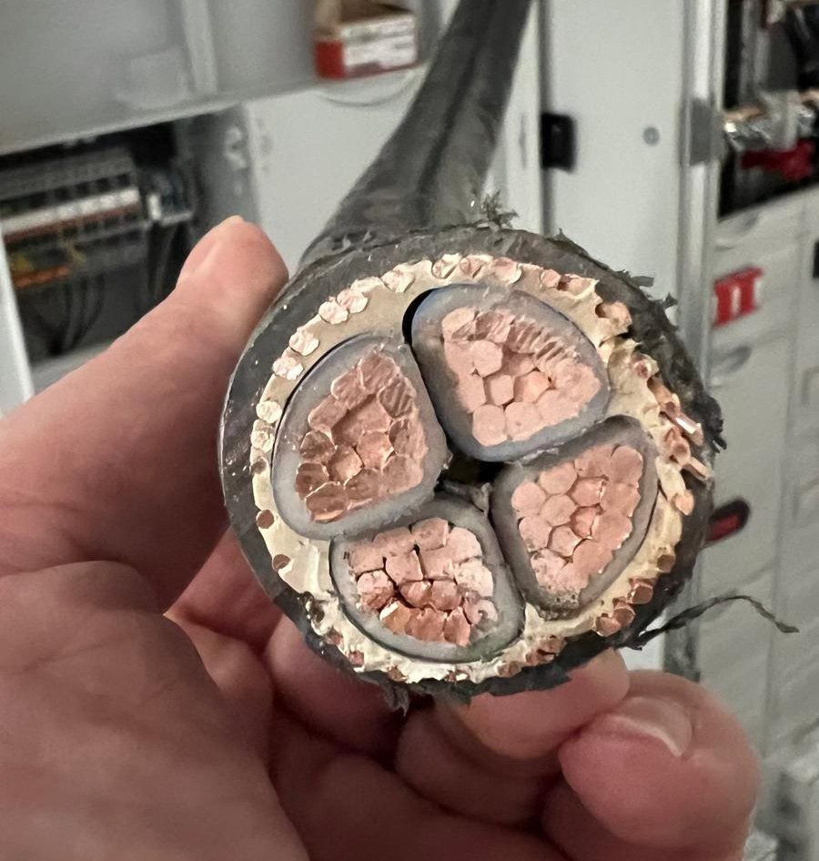 Detailaufnahme der Elektroinstallation – neue Stromkabel