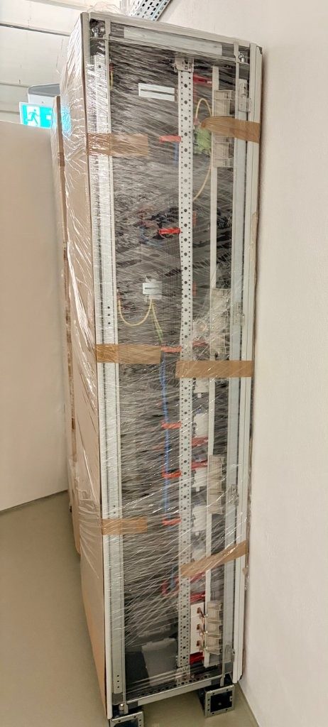 Neue Elektroschaltschränke – geliefert und verpackt