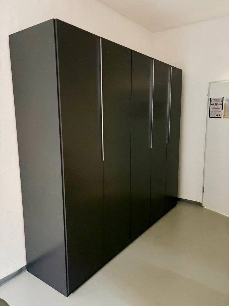 Neuer Wäscheschrank in der Wäscherei